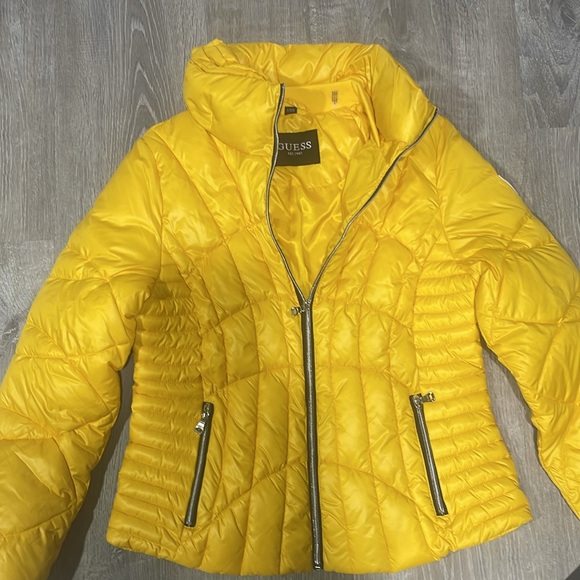 Guess yellow jacket size L New with tags - Picture 2 of 3